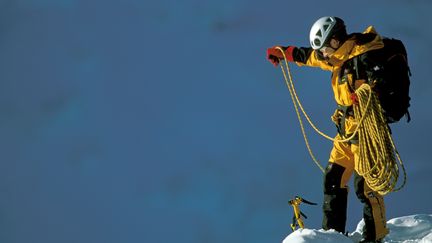 Un alpiniste&nbsp;sur l'arrête des Cosmiques, dans le Massif du Mont Blanc. Image d'illustration. (MAXPPP)