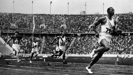 Le sprinteur américain Jesse Owens lors des JO de 1936 (ANN RONAN PICTURE LIBRARY / AFP)