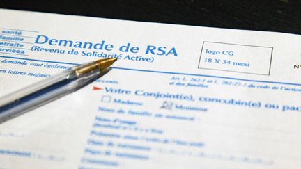 Un formulaire de demande de revenu de solidarité active (RSA). Photo d'illustration. (THIBAUT DURAND / HANS LUCAS / AFP)