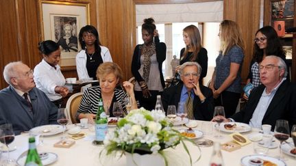 Les membres de l'Acad&eacute;mie Goncout, Robert Sabatier, Francoise Chandernagor, Bernard Pivot et&nbsp;Didier Recoin,&nbsp;chez Drouant, le 6 septembre 2011.&nbsp; (ON)