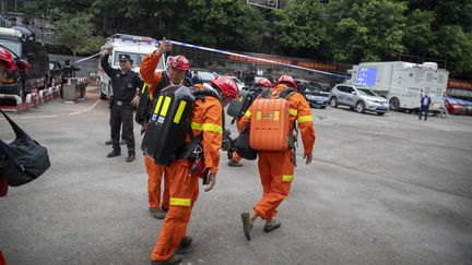 Des secouristes arrivent près de la mine, le 27 septembre 2020, à&nbsp;Chongqing, en Chine.&nbsp; (HUANG WEI / XINHUA / AFP)