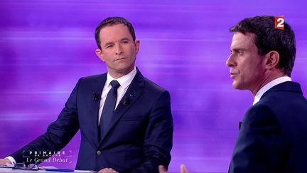 Les deux finalistes de la primaire de la gauche, Benoît Hamon et Manuel Valls, lors du débat de l'entre-deux-tours, le 25 janvier 2017 sur France 2. (FRANCE 2)