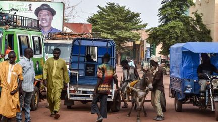 Dans une rue de Mopti (centre du pays), à proximité de l'aéroport de la ville, le 26 juillet 2018. (ISSOUF SANOGO / AFP)