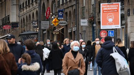 Dans le centre-ville de Rennes (Ille-et-Vilaine) le 28 décembre 2021 (MARC OLLIVIER / MAXPPP)