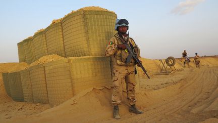 Un soldat de la Minusma monte la garde au camp de l'ONU à Kidal (Mali), le 22 juillet 2015. (REUTERS)