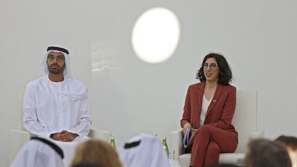 Le président du département&nbsp;d'Abu Dhabi de la Culture et du Tourisme Mohamed Khalifa al-Mubarak et la ministre française de la Culture&nbsp;Rima Abdul Malak au Louvre Abu Dhabi le 14 novembre 2022. (KARIM SAHIB / AFP)