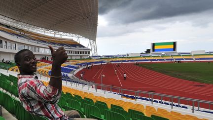 Un spectateur dans les gradins du Stade de l'Amiti&eacute; de Libreville, au Gabon, le 9 novembre 2011. (SIA KAMBOU / AFP)