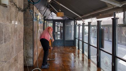 Un restaurateur nettoie sa terrasse en vue de la réouverture, après plus de deux mois de confinement dû au coronavirus (photo d'illustration). (GILLES BADER / MAXPPP)