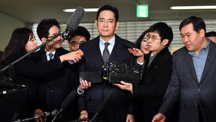 Le vice-président de&nbsp;Samsung Electronics, Lee Jae-yong,&nbsp;arrive au Conseil de Séoul (Corée du Sud) pour être interrogé dans le cadre d'une enquête pour corruption le 13 février 2017. (JUNG YEON-JE / REUTERS)