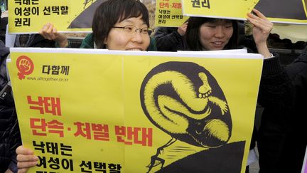 Des femmes sud-coréennes dénoncent&nbsp;la croisade&nbsp;contre l'avortement menée par le gouvernement&nbsp;lors d'une manifestation à Séoul le 5 mars&nbsp;2010.
 (JUNG YEON-JE / AFP)