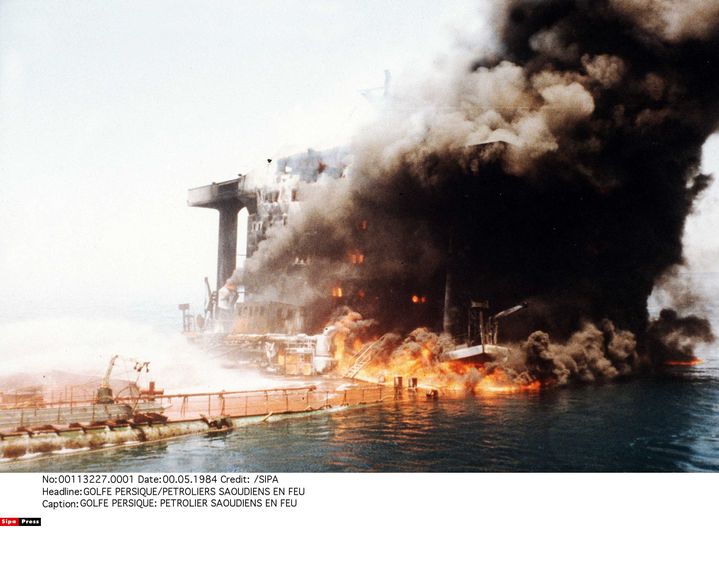 Un pétrolier saoudien brûle dans le golfe ersique, durant la guerre Iran-Irak, en 1984. (SIPA)