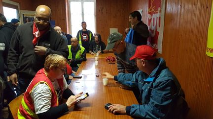 Des syndicalistes de la CGT dans un local de Mondeville (Calvados), dans le cadre de la grève des routiers. (V. PASQUESOONE / FRANCEINFO)