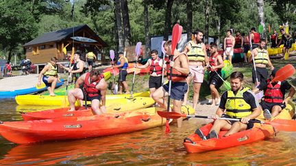 Activité canoë-kayak en bord de lac, reconnaissable à la pagaie&nbsp;double pour se diriger sur l'eau. (NICOLAS BLANZAT / FRANCE-BLEU LIMOUSIN)