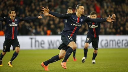 L'attaquant du PSG, Zlatan Ibrahimovic, fête son but face à Chelsea, le 16 février 2016, à Paris. (REUTERS)