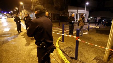 Des policiers post&eacute;s &agrave; proximit&eacute; des lieux o&ugrave; un homme de 21 ans a &eacute;t&eacute; tu&eacute; &agrave; coups de couteau, le 1er janvier 2014 &agrave;&nbsp;Saint-Martin d'H&egrave;res (Is&egrave;re). (C AGOSTINIS / MAXPPP)