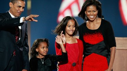 4 novembre 2008. A Chicago, les Américains découvrent leur nouveau président, sa femme Michelle et leurs deux filles.&nbsp; (SCOTT OLSON / GETTY IMAGES NORTH AMERICA)