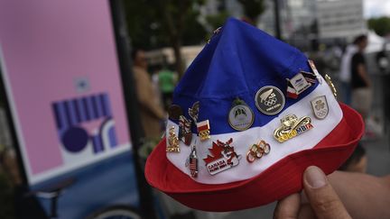 Un collectionneur de pin's olympiques à Paris, le 23 juillet 2024. (REBECCA BLACKWELL/AP/SIPA)