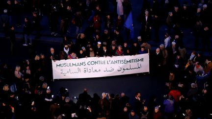 Une vingtaine de personnes ont pris part au rassemblement parisien, mardi 19 février 2019, derrière une banderole "Musulmans contre l'antisémitisme". (PHILIPPE WOJAZER / REUTERS)