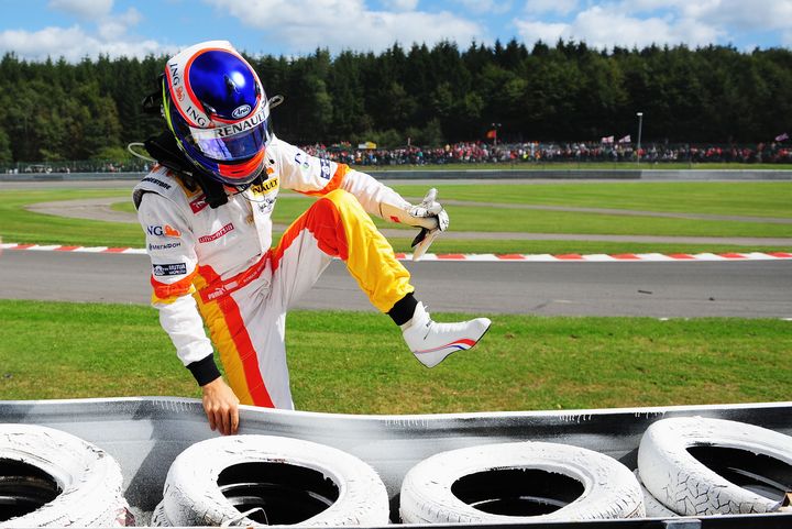 Romain Grosjean enjambe le parapet apr&egrave;s son abandon lors du Grand Prix de Belgique, le 30 ao&ucirc;t 2009. (CLIVE MASON / GETTY IMAGES EUROPE)