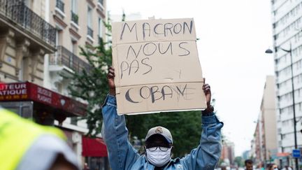 Un homme brandit une pancarte lors de la manifestation contre le pass sanitaire et l'obligation vaccinale, à Paris, le 17 juillet 2021. (DELPHINE LEFEBVRE / HANS LUCAS / AFP)