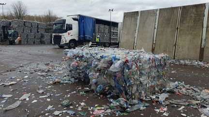 En raison d'un système de collecte insuffisant en France, l'entreprise de recyclage Plastipak est contrainte d'importer des bouteilles usagées. (BORIS HALLIER / FRANCEINFO / RADIOFRANCE)