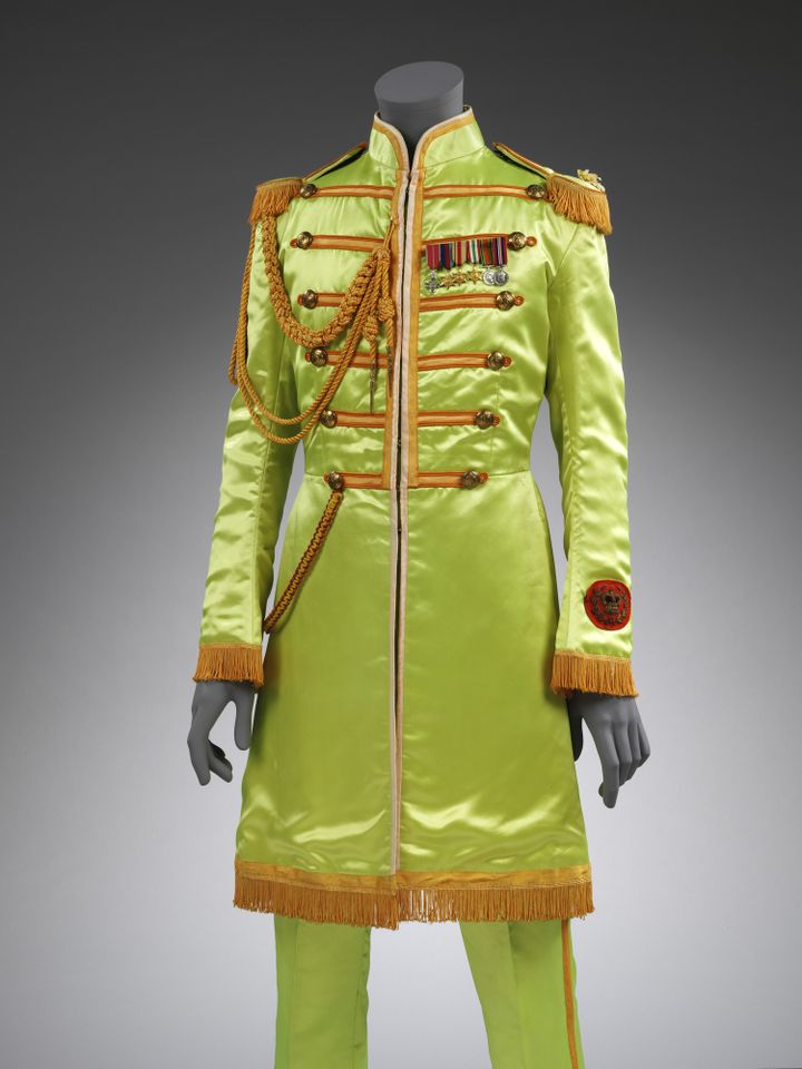 Costume de John Lennon pour Sgt. Pepper, 1967.
 (Victoria and Albert Museum, reproduit avec l’autorisation de Yoko Ono Lennon)