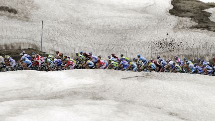 Peloton dans la neige (DAMIEN MEYER / AFP)