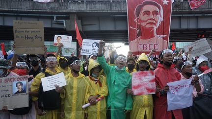 Des manifestants contre le putsch militaire à Ragoun (Birmanie), le 9 février 2021. (SAI AUNG MAIN / AFP)