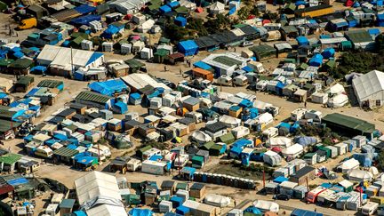 Une vue aérienne de la "Jungle" de Calais, le 16 août 2016.&nbsp; (PHILIPPE HUGUEN / AFP)