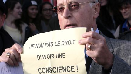 Antoine Goetzmann, d&eacute;put&eacute;-maire d'Ozoir-la-Ferri&egrave;re, milite en faveur d'une "clause de conscience" sur le mariage pour tous, le 20 novembre 2013 &agrave; Paris. (JACQUES DEMARTHON / AFP)