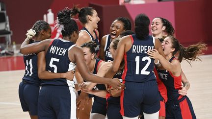 Les Bleues célèbrent leur médaille de bronze aux Jeux olympiques de Tokyo, le 7 août 2021.&nbsp; (MOHD RASFAN / AFP)