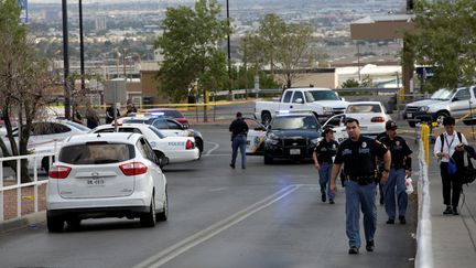 Des policiers sur le site d'une tuerie à El Paso, au Texas (Etats-Unis) le 3 août 2019. (JOSE LUIS GONZALEZ / REUTERS)