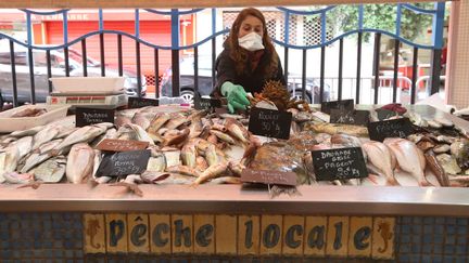 Un stand des pêcheurs du marché de Forville de Cannes, le 28 avril 2020. Photo d'illustration. (SEBASTIEN BOTELLA / MAXPPP)