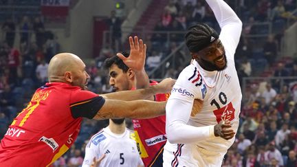 Le Français Dika Mem lors du match entre l'Espagne et la France au Mondial de hand, le 22 janvier 2023. (JANEK SKARZYNSKI / AFP)