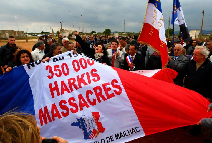 Un rassemblement d'associations de harkis et fils et filles de harkis au mémorial de Rivesaltes (Pyrénées-Orientales), le 19 mars 2016. (MICHEL CLEMENTZ / MAXPPP)