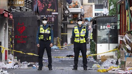 Des officers de police sud-coréens devant le lieu du drame survenu lors des célébrations d'Halloween à Itaewon, un quartier de Séoul, le 30 octobre. (JAMES LEE / XINHUA)