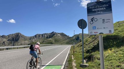 Un cycliste amateur dans les derniers mètres du Port d'Envalira à Andorre, toit du Tour 2021. (AH)