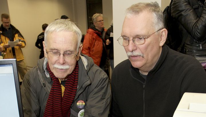 Jim et Rick, 70 et 58 ans, ont attendu trente-cinq ans avant d'obtenir le droit de se marier, permis qu'ils ont obtenu le 6 d&eacute;cembre 2012, dans l'Etat de Washington (Etats-Unis). (MARCUS DONNER / REUTERS )