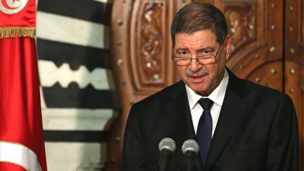 Le Premier ministre tunisien&nbsp;Habib Essid prononce un discours le 19 mars 2015,&nbsp;au lendemain de l'attaque terroriste perp&eacute;tr&eacute;e dans le mus&eacute;e du Bardio &agrave; Tunis (Tunisie). (ILYES GAIDI / ANADOLU AGENCY / AFP)