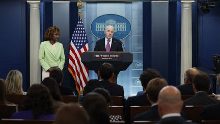 La porte-parole de la Maison-Blanche, Karine Jean-Pierre, et le ministre à la Sécurité intérieure, Alejandro Mayorkas, à Washington (Etats-Unis), le 15 juillet 2024. (KEVIN DIETSCH / GETTY IMAGES NORTH AMERICA / AFP)