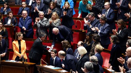 Le Premier ministre, Gabriel Attal, applaudi par la majorité à l'Assemblée nationale après son discours de politique générale, le 30 janvier 2024. (EMMANUEL DUNAND / AFP)