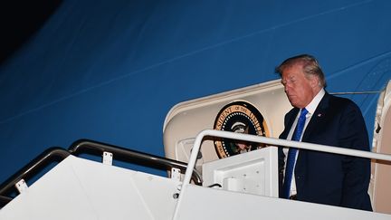 Le président des Etats-Unis, Donald Trump, sur la base aérienne d'Andrews, dans le Maryland, le 2 octobre. (MANDEL NGAN / AFP)