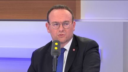 Damien Abad, député Les Républicains, était l'invité du 18h50 de franceinfo. (FRANCEINFO)