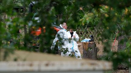 Des officiers de police effectuent des fouilles dans un jardin, mardi 28 juillet 2020 à Hanovre (Allemagne), dans le cadre de la disparition de Maddie McCann. (PETER STEFFEN / DPA / AFP)