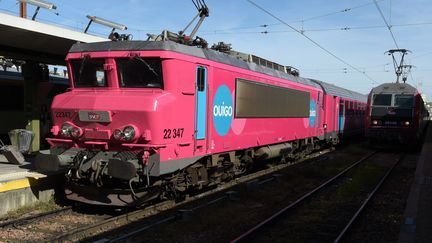 Une locomotive classique de trains Ouigo sur la ligne Paris - Lyon ou Paris - Nantes. (ERIC PIERMONT / AFP)