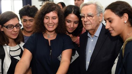 Bernard Pivot avec des élèves du lycée Bourguiba de Tunis (26 octobre 2015)
 (Fethi Belaid / AFP)