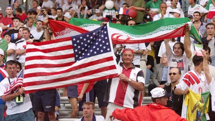 Des supporters américains et iraniens lors du match entre les Etats-Unis et l'Iran à Lyon, pendant la Coupe du monde en France, le 21 juin 1998. (PATRICK KOVARIK / AFP)