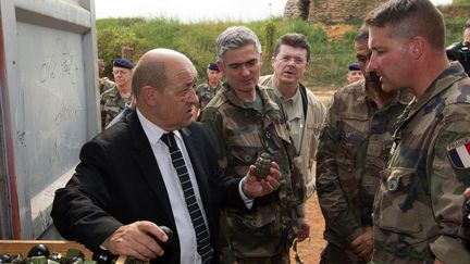 Le ministre de la D&eacute;fense, Jean-Yves Le Drian, avec des militaires fran&ccedil;ais lors d'une visite &agrave; Bangui (Centrafrique). (ROLAND PELLEGRINO / ECPAD / AFP)