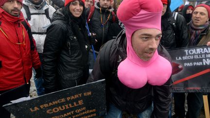 Un homme brandit une pancarte "La France part en couille" lors d'une manifestation &agrave; l'initiative du&nbsp;collectif anti-Hollande "Jour de col&egrave;re" &agrave; Paris, le 26 janvier 2014. (PIERRE ANDRIEU / AFP)