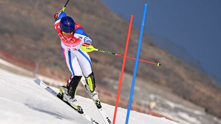 Alexis Pinturault commet une erreur lors du&nbsp;combiné des&nbsp;Jeux&nbsp;olympiques de&nbsp;Pékin, le 10 février (FABRICE COFFRINI / AFP)